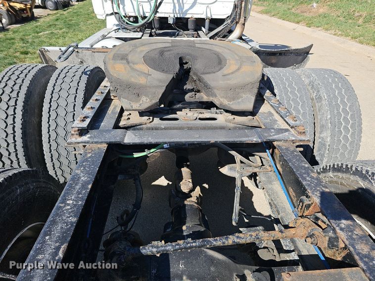 image for item DQ8605 2016 Freightliner Cascadia semi truck