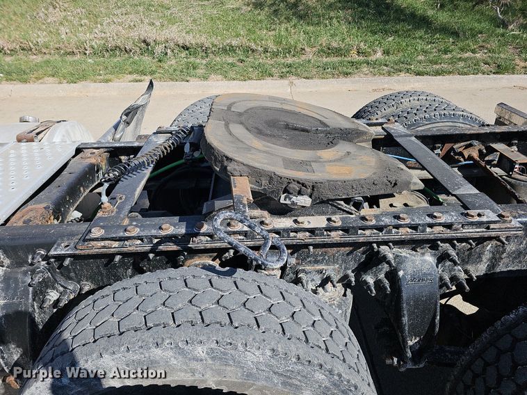 image for item DQ8605 2016 Freightliner Cascadia semi truck