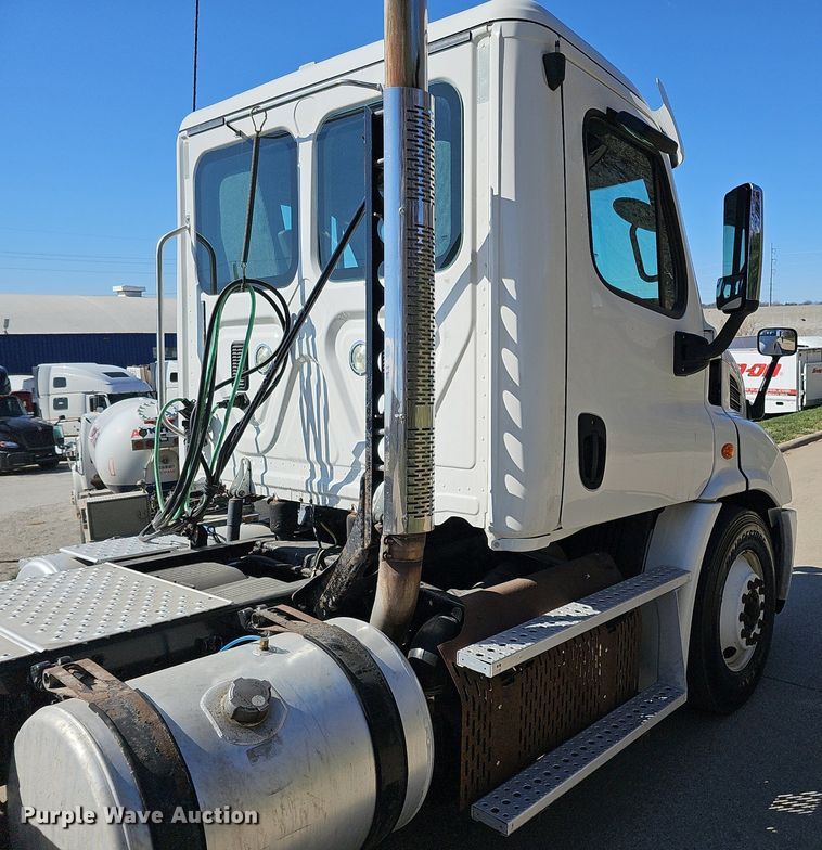 image for item DQ8605 2016 Freightliner Cascadia semi truck