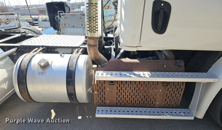 image for item DQ8605 2016 Freightliner Cascadia semi truck