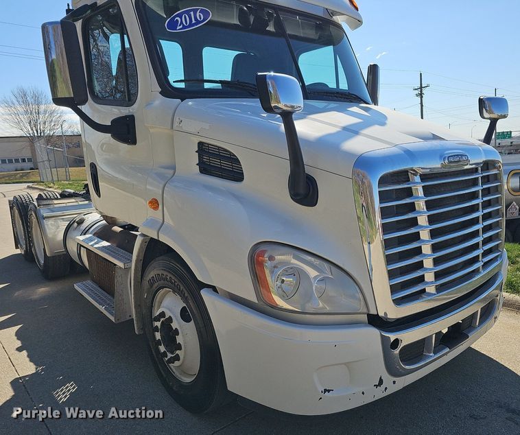 image for item DQ8605 2016 Freightliner Cascadia semi truck
