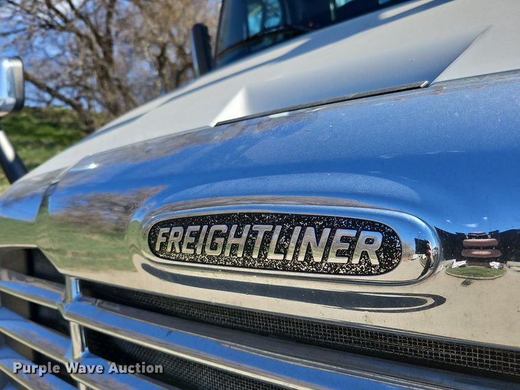 image for item DQ8605 2016 Freightliner Cascadia semi truck