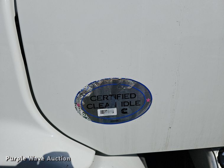 image for item DQ8605 2016 Freightliner Cascadia semi truck