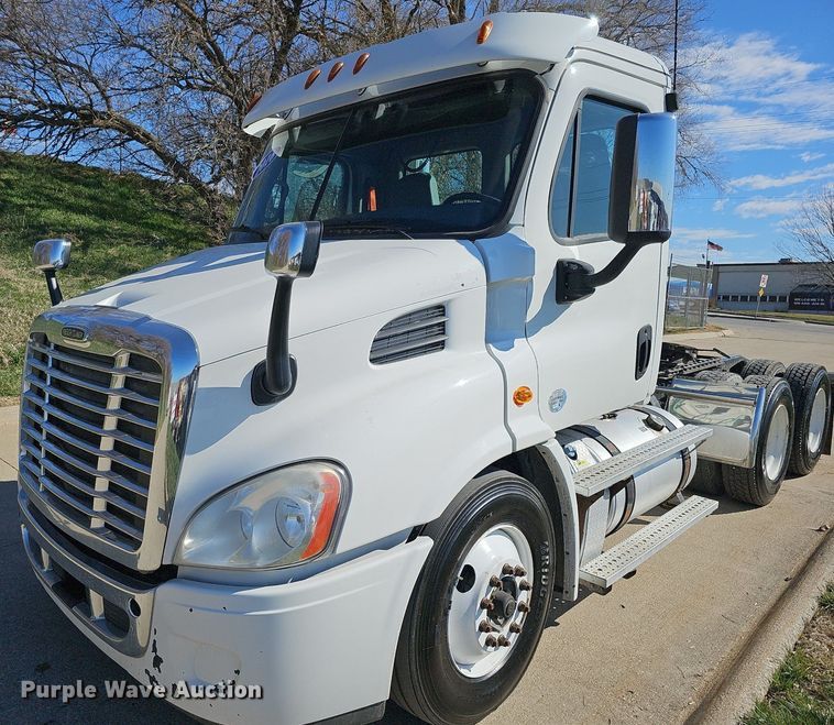 image for item DQ8605 2016 Freightliner Cascadia semi truck