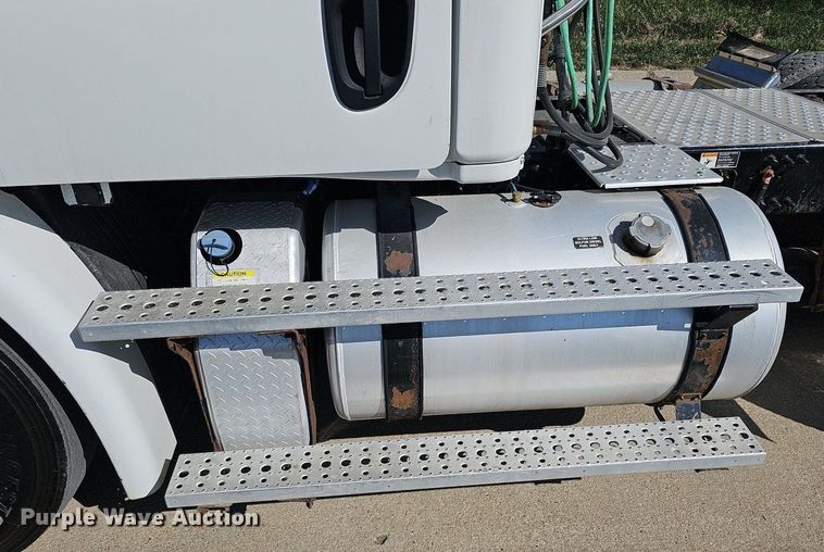 image for item DQ8605 2016 Freightliner Cascadia semi truck