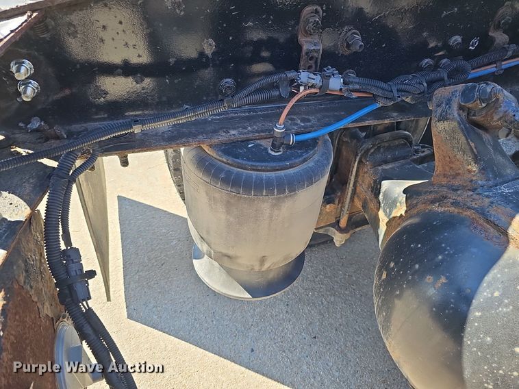 image for item DQ8605 2016 Freightliner Cascadia semi truck