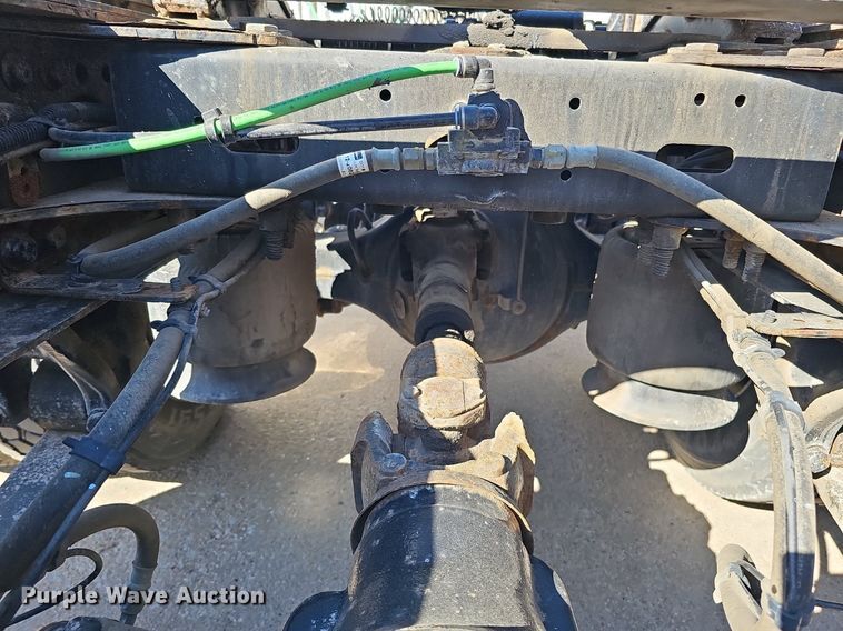 image for item DQ8605 2016 Freightliner Cascadia semi truck