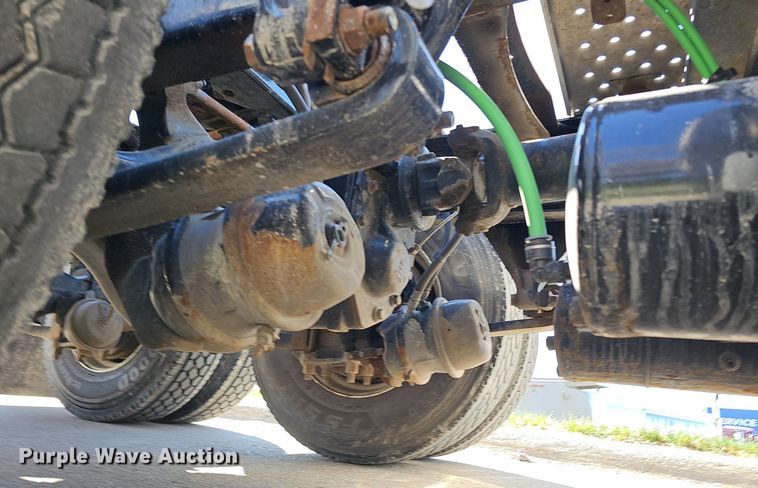 image for item DQ8605 2016 Freightliner Cascadia semi truck