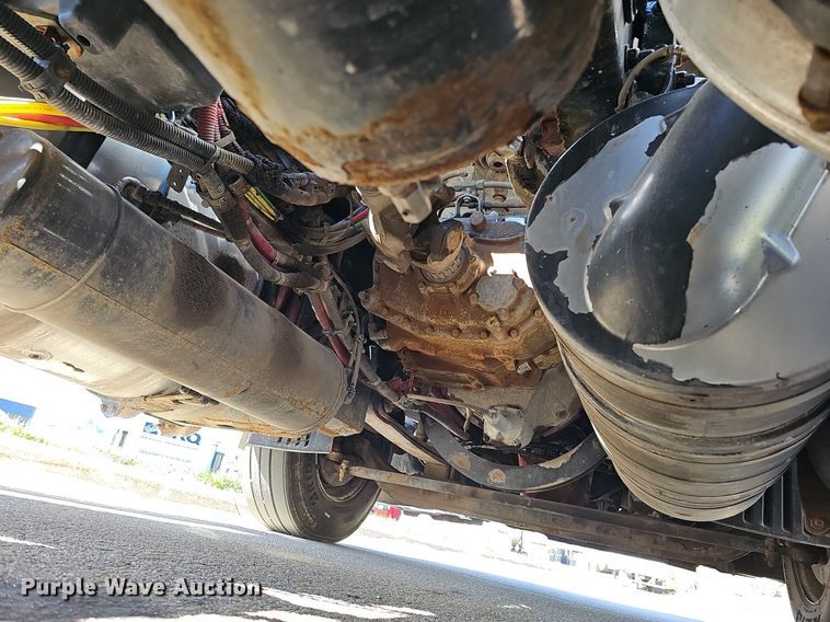 image for item DQ8605 2016 Freightliner Cascadia semi truck