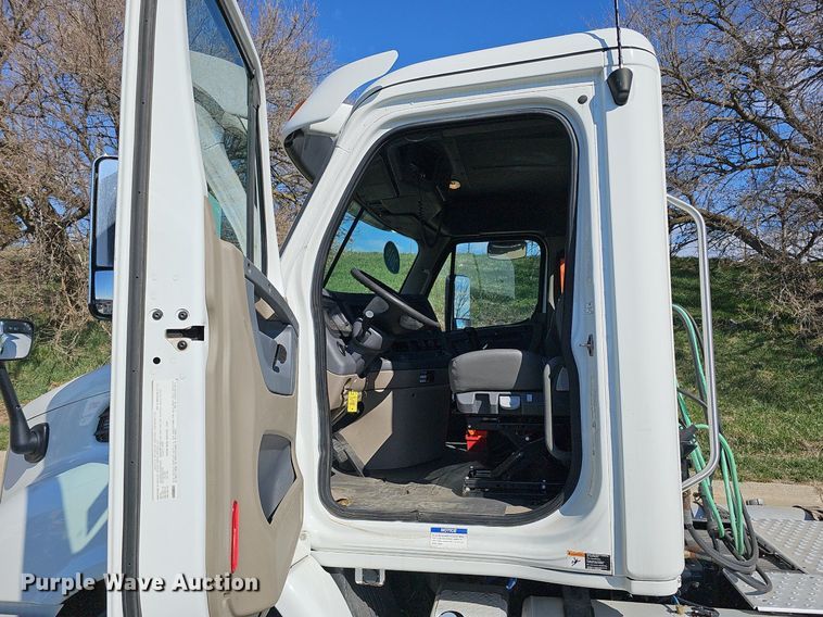 image for item DQ8605 2016 Freightliner Cascadia semi truck