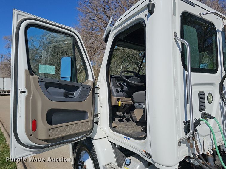 image for item DQ8605 2016 Freightliner Cascadia semi truck