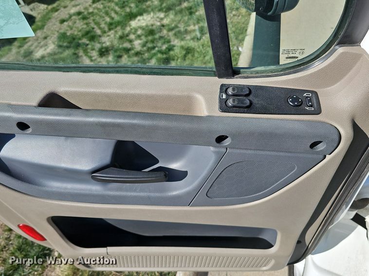 image for item DQ8605 2016 Freightliner Cascadia semi truck