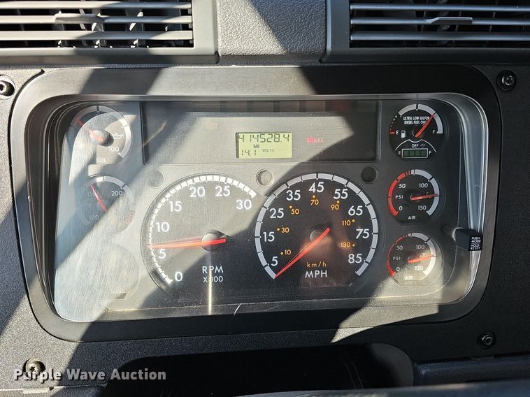 image for item DQ8605 2016 Freightliner Cascadia semi truck