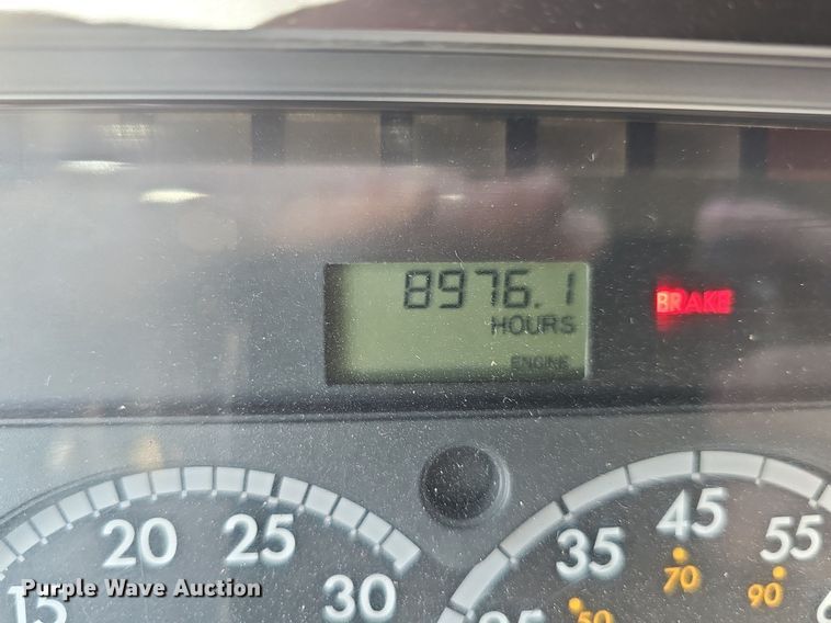 image for item DQ8605 2016 Freightliner Cascadia semi truck