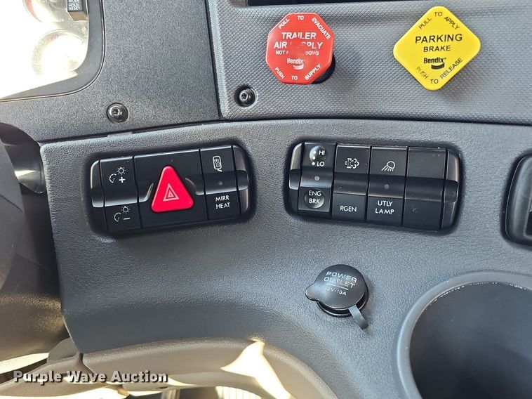 image for item DQ8605 2016 Freightliner Cascadia semi truck