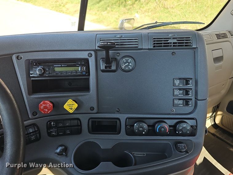 image for item DQ8605 2016 Freightliner Cascadia semi truck