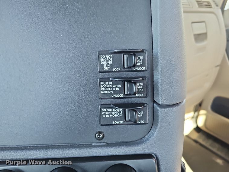 image for item DQ8605 2016 Freightliner Cascadia semi truck