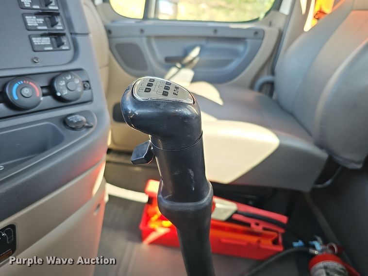 image for item DQ8605 2016 Freightliner Cascadia semi truck