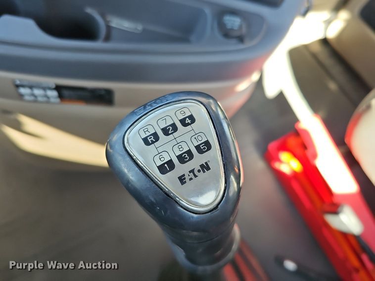 image for item DQ8605 2016 Freightliner Cascadia semi truck