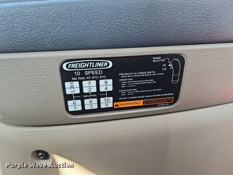 image for item DQ8605 2016 Freightliner Cascadia semi truck