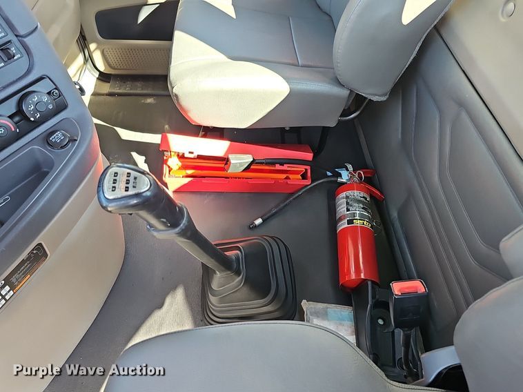 image for item DQ8605 2016 Freightliner Cascadia semi truck