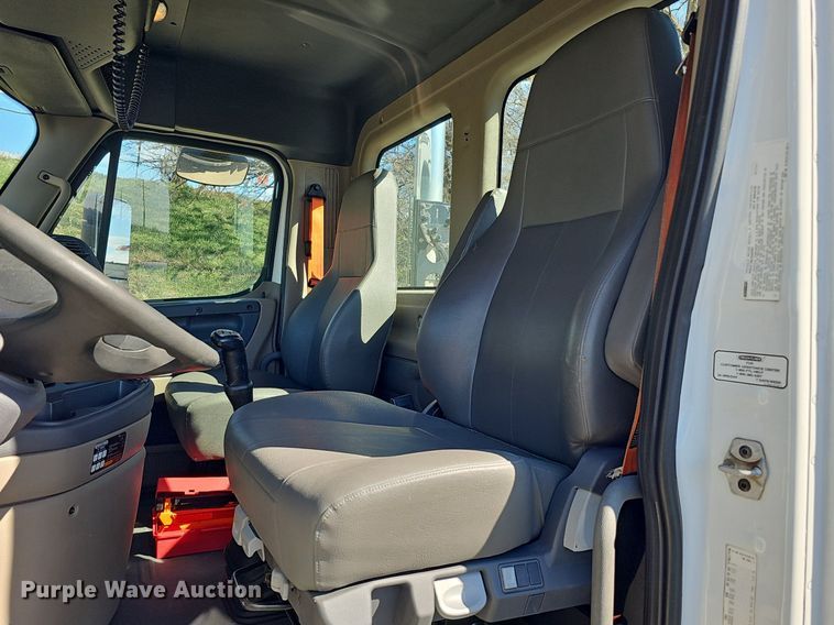 image for item DQ8605 2016 Freightliner Cascadia semi truck