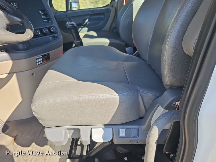 image for item DQ8605 2016 Freightliner Cascadia semi truck