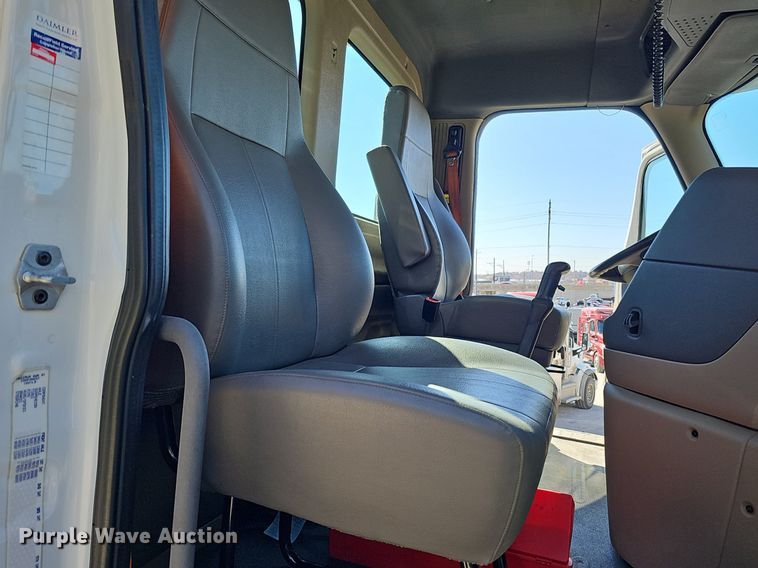 image for item DQ8605 2016 Freightliner Cascadia semi truck