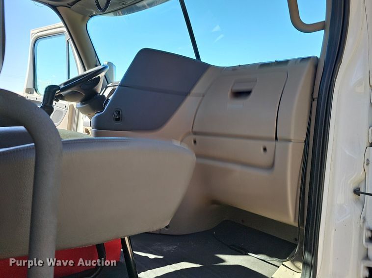 image for item DQ8605 2016 Freightliner Cascadia semi truck