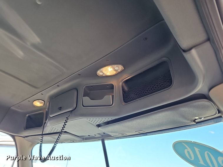 image for item DQ8605 2016 Freightliner Cascadia semi truck