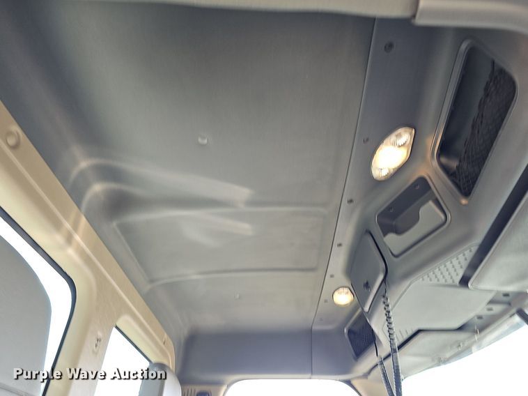 image for item DQ8605 2016 Freightliner Cascadia semi truck