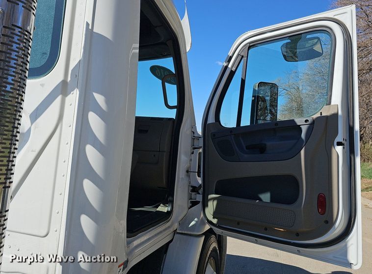 image for item DQ8605 2016 Freightliner Cascadia semi truck