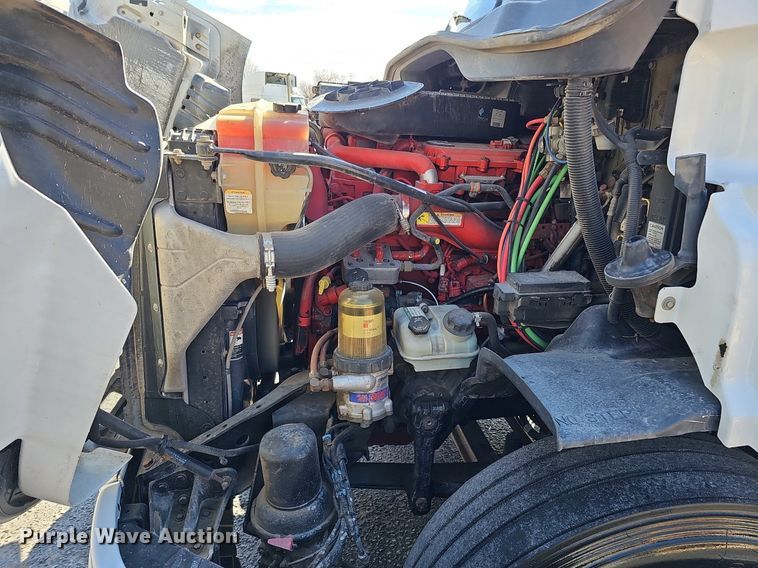 image for item DQ8605 2016 Freightliner Cascadia semi truck