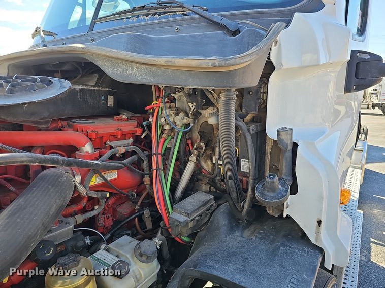 image for item DQ8605 2016 Freightliner Cascadia semi truck