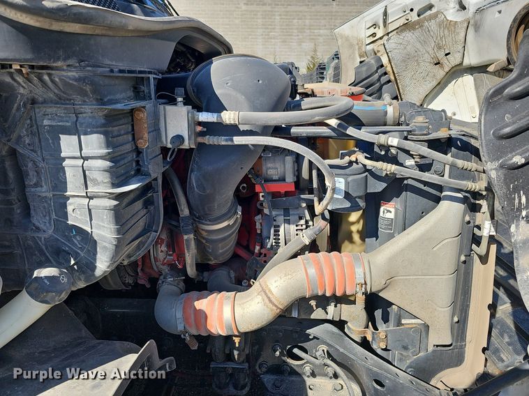 image for item DQ8605 2016 Freightliner Cascadia semi truck