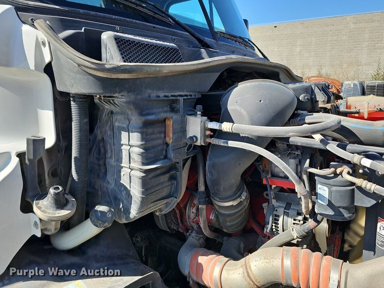 image for item DQ8605 2016 Freightliner Cascadia semi truck