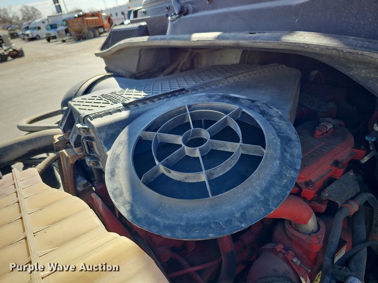 image for item DQ8605 2016 Freightliner Cascadia semi truck