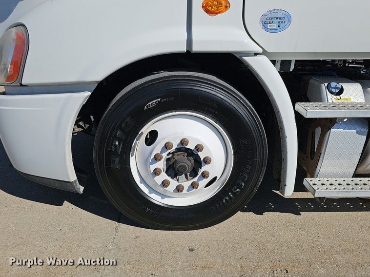 image for item DQ8605 2016 Freightliner Cascadia semi truck