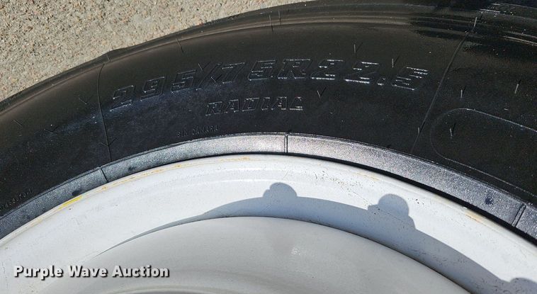 image for item DQ8605 2016 Freightliner Cascadia semi truck