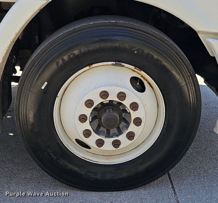 image for item DQ8605 2016 Freightliner Cascadia semi truck