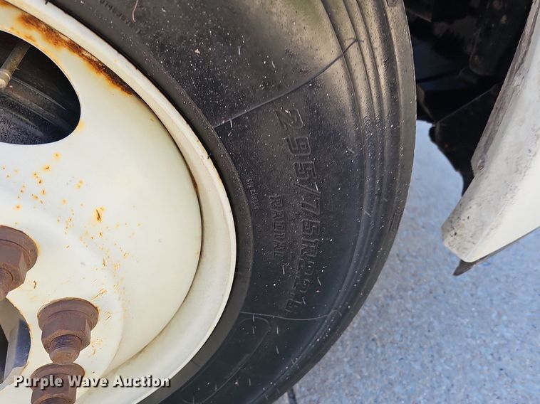 image for item DQ8605 2016 Freightliner Cascadia semi truck