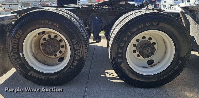 image for item DQ8605 2016 Freightliner Cascadia semi truck