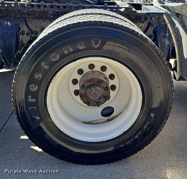 image for item DQ8605 2016 Freightliner Cascadia semi truck