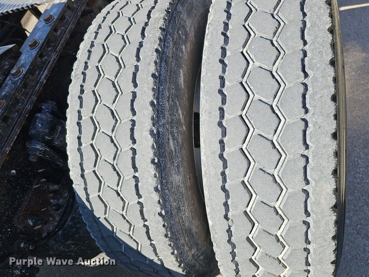 image for item DQ8605 2016 Freightliner Cascadia semi truck