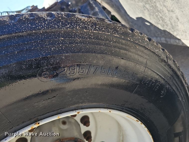 image for item DQ8605 2016 Freightliner Cascadia semi truck