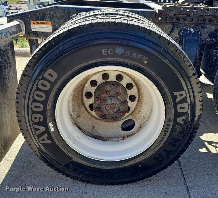 image for item DQ8605 2016 Freightliner Cascadia semi truck