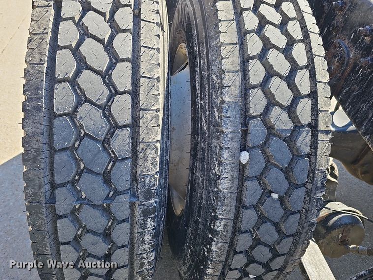 image for item DQ8605 2016 Freightliner Cascadia semi truck