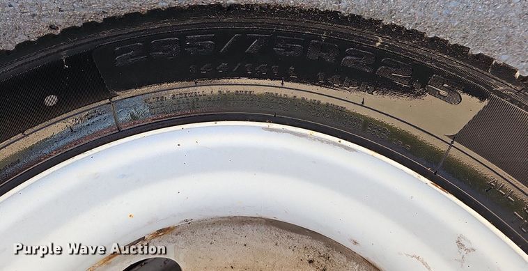 image for item DQ8605 2016 Freightliner Cascadia semi truck