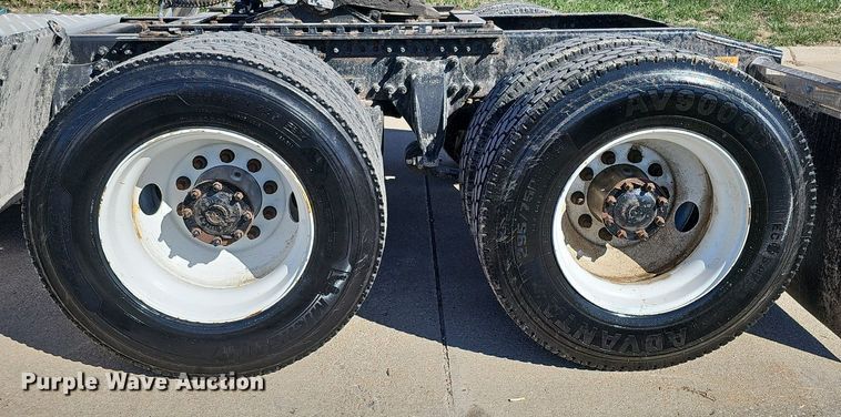 image for item DQ8605 2016 Freightliner Cascadia semi truck