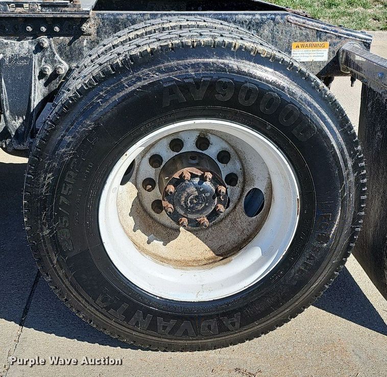 image for item DQ8605 2016 Freightliner Cascadia semi truck